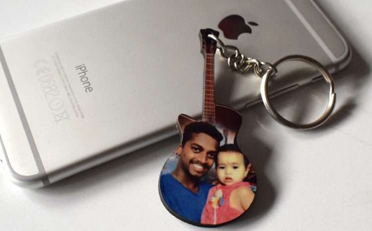 Wooden guitar keychain with picture – Customized Gifts Online